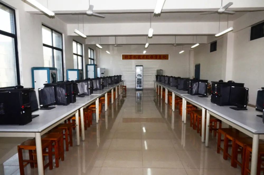 偉豪帶你逛鄭州商業(yè)技師學院 商業(yè)貿(mào)易系網(wǎng)絡工程安裝與設計專業(yè)探秘